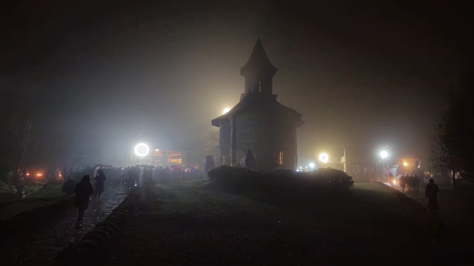 Credincioși ai Parohiei Timișoara Iosefin, la momentul istoric al canonizării locale a Părintelui Arsenie